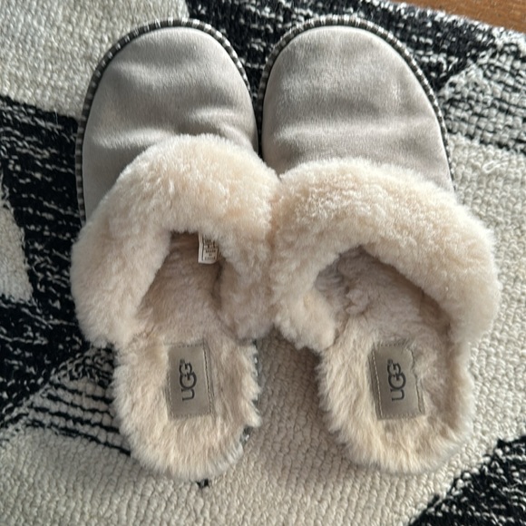 Ugg Aira slip on slippers size 9 - Picture 5 of 7